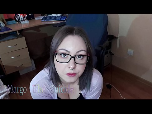 ❤️ 眼鏡をかけたセクシーな少女がカメラに向かってディルドを深くしゃぶる ❤️ ファッキングビデオ ❌️❤