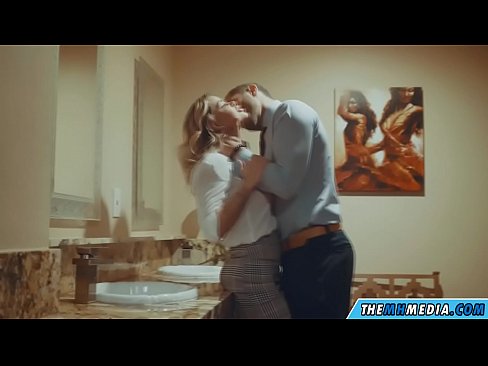 ❤️ 公衆トイレで巨乳金髪美女に誘惑されたら ❤️ ファッキングビデオ ❌️❤